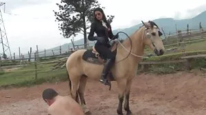 ماں اس کے کپڑے اور چمکتا