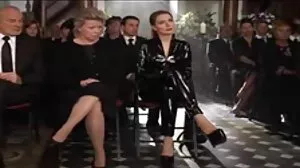 Busty سنہرے بالوں والی MILF خود کو پایا ایک کھلونا کے ساتھ کھیلنے کے لئے