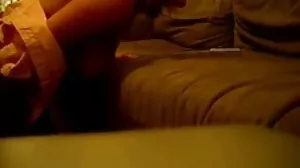 Brunette کے ، کالج کے طالب علم ہو جاتا ہے دو نوجوانوں سے سیاہ سٹڈ