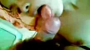 نوجوان خوبصورتی Lizordordan ہے پھسل جب گیلے!